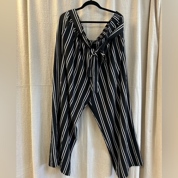 Torrid/ NWT/ Black Stripe Tie Front Wide Leg Pant/ size 4 /STRIPE CREPE WIDE LEG - Picture 2 of 12